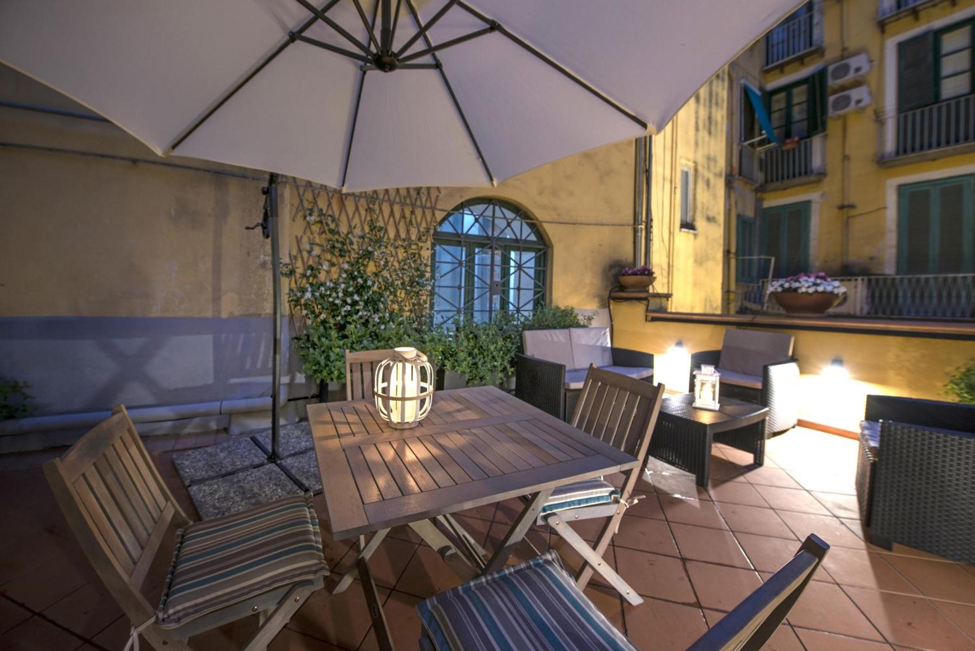 Le Terrazze Sul Cortile Apartment ซาแลร์โน ภายนอก รูปภาพ