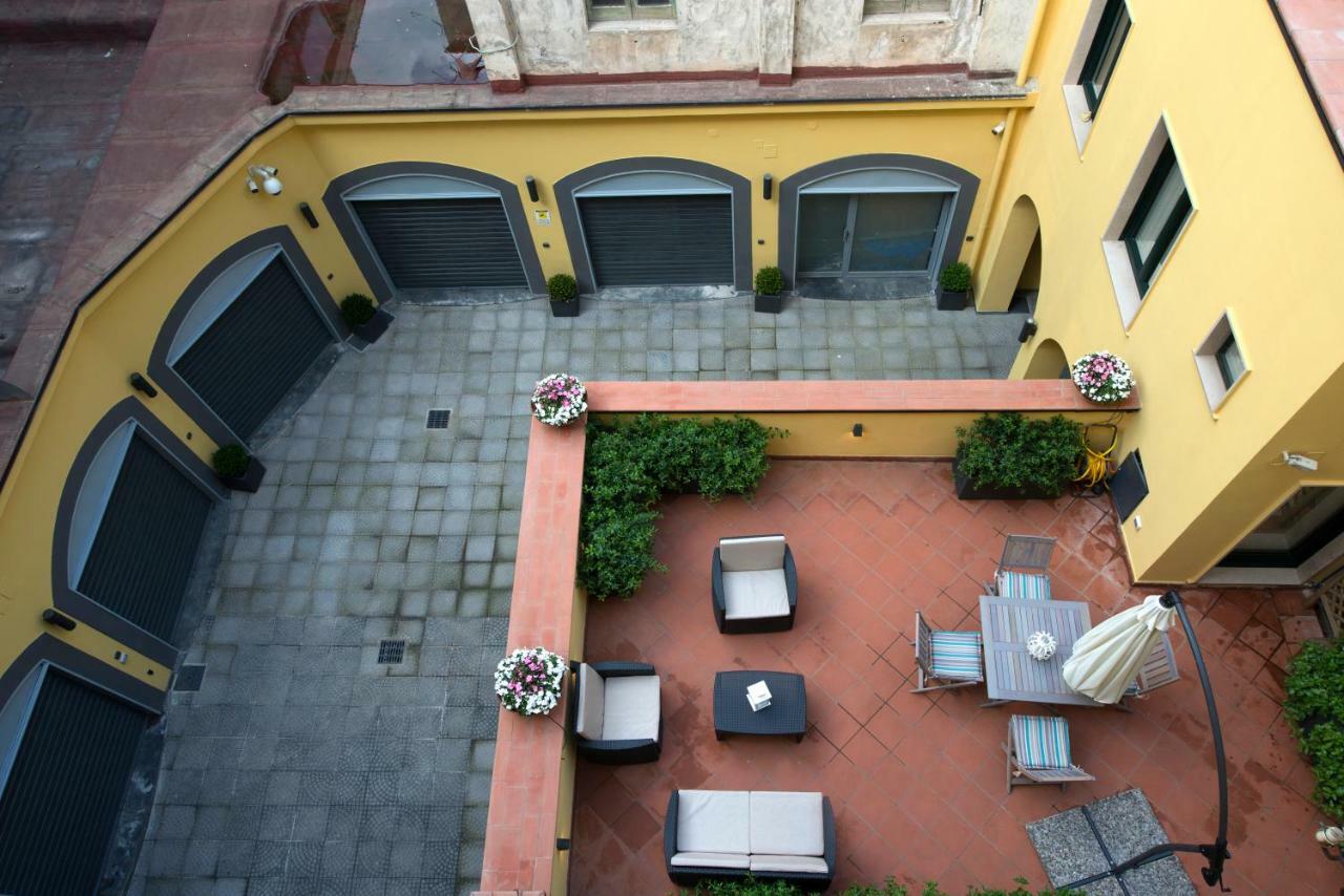 Le Terrazze Sul Cortile Apartment ซาแลร์โน ภายนอก รูปภาพ